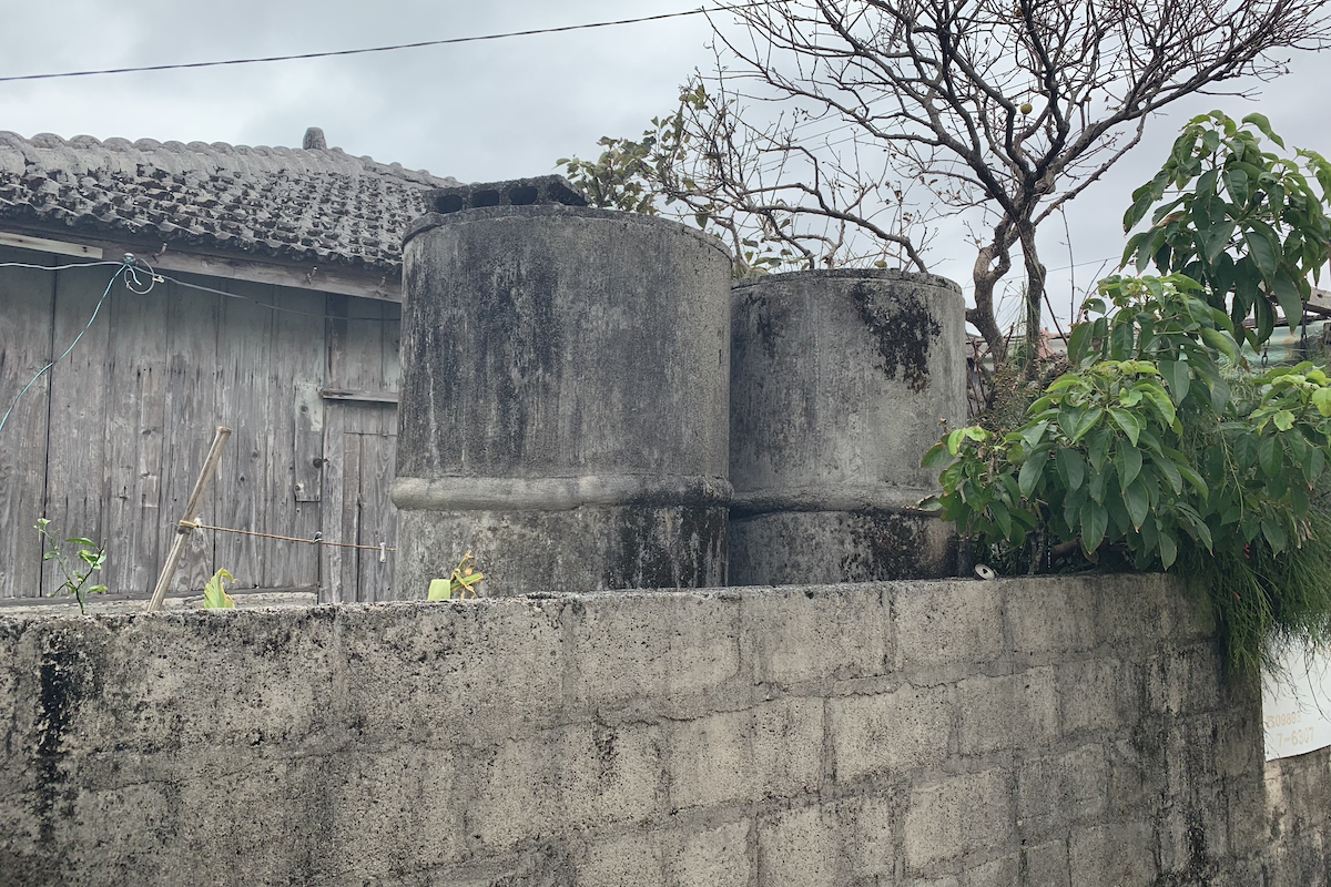 ぼんやりと天水タンクを眺めてみる 沖縄b級ポータル Deeokinawa でぃーおきなわ