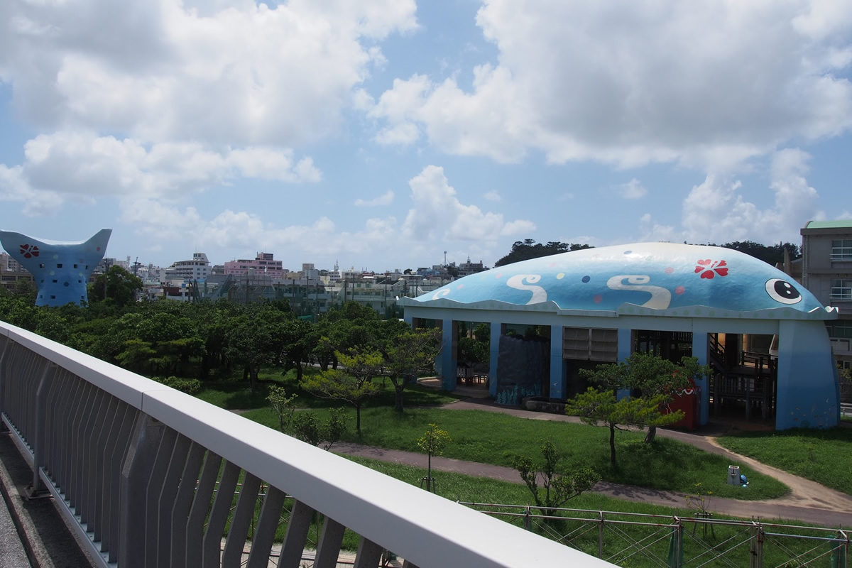 漫湖公園のクジラは潮を吹く 沖縄b級ポータル Deeokinawa でぃーおきなわ